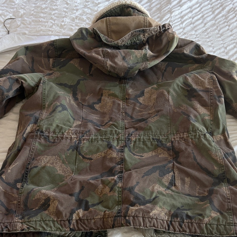Abercrombie & Fitch Men's Green and Brown Camo Puffer Jacket - Picture 2 of 11